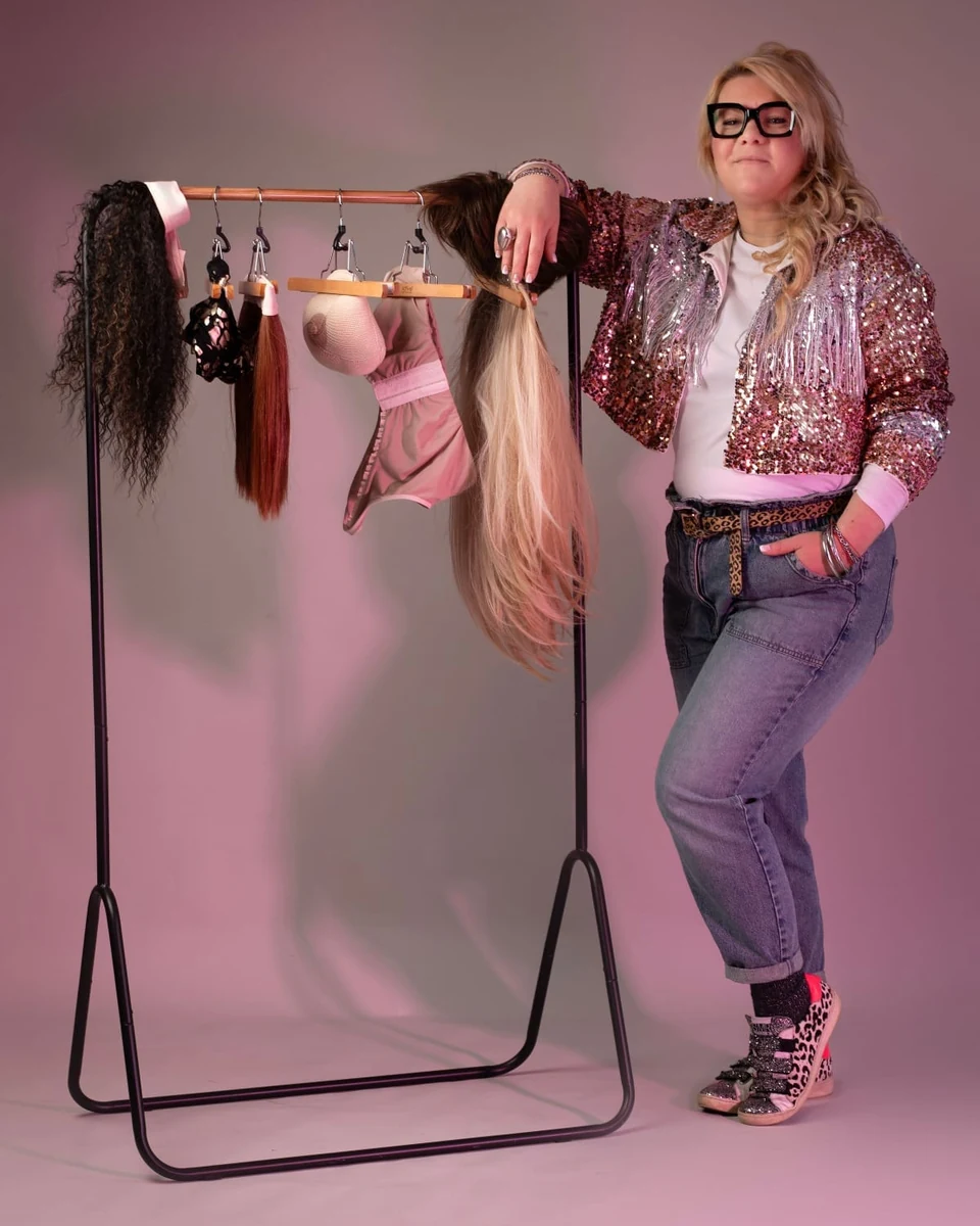 Charline, coiffeuse et prothésiste capillaire, entourée de prothèses capillaires dans son salon ChaBeauté